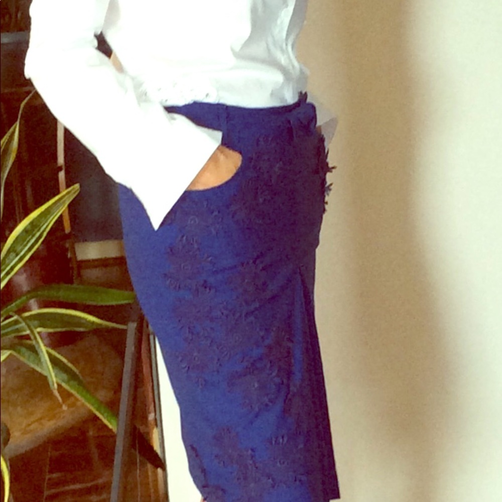 Skirt. Low waist.